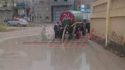 تمركز معدات وسيارات كسح مياه الأمطار بشوارع بلطيم