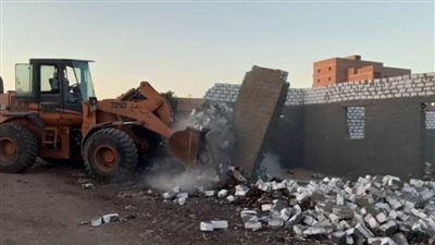 استمرار حملات إزالة التعديات على الأراضى الزراعية وأملاك الدولة بحي شرق أسيوط