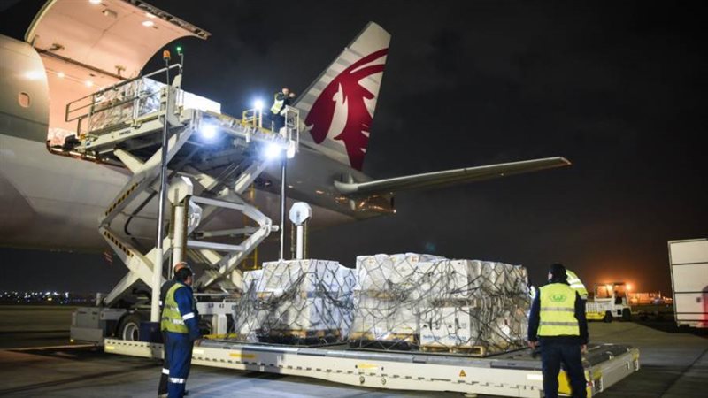 وصول لقاح فايزر بمطار