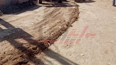 حملات مكبرة لتسوية الطرق وإزالة التربة الطينية بكفر الشيخ