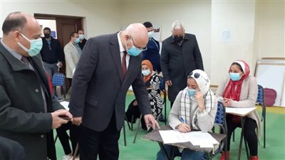 رئيس جامعة بنها يتابع الالتزام بالإجراءات الاحترازية خلال الامتحانات