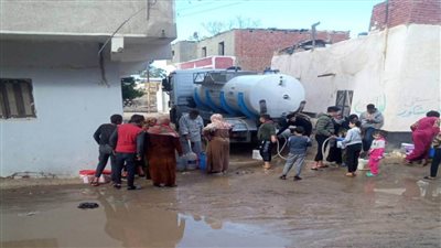 محافظ الإسماعيلية يوجه بالدفع بـ٣ عربات لمياه الشرب لعزبة الصفيح