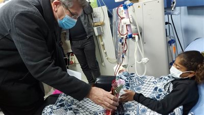 رئيس جامعة بنها يوزع الهدايا والورود على أطفال الغسيل الكلوى بمستشفى بنها الجامعى