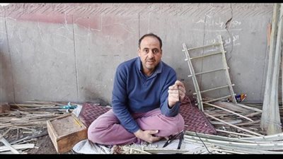 مهنة تتوارثها الأجيال.. أشهر وأقدم صنايعي ترابيزات وكراسي من جريد النخيل بالشرقية 