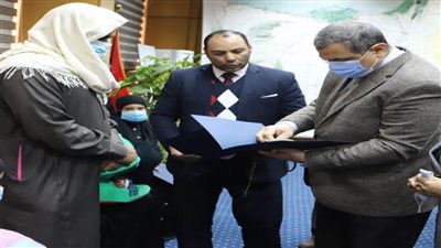 سعفان يسلم 611 ألفًا و637 جنيهًا تأمينًا تكافليًا لأسر 9 من العمالة غير المنتظمة