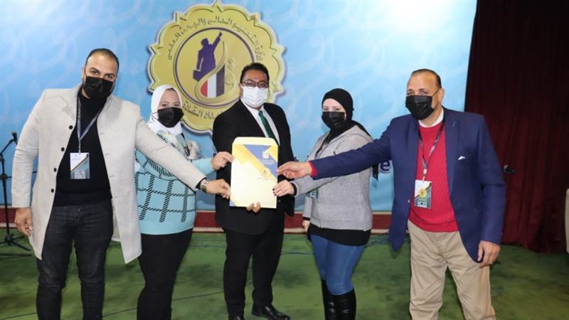 جانب من تسليم الشهادات