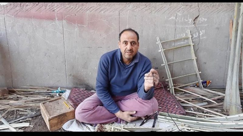 أشرف شندي صانع الكراسي