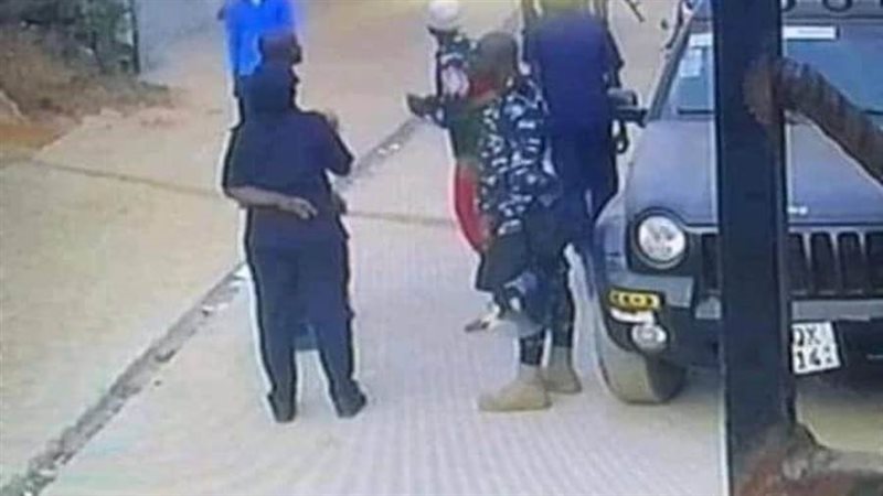 الشرطة أمام منزل