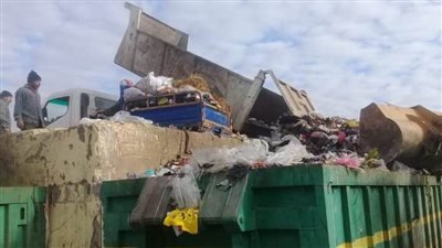 نقل ٣٣٧٠ طن قمامة ومخلفات من المقالب الوسيطة لمصانع التدوير بالبحيرة