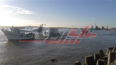 قاطرة تحتمي بميناء الصيد بالبرلس تحسبا لسوء الأحوال الجوية بكفر الشيخ