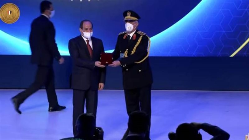 الرئيس السيسي يكرم