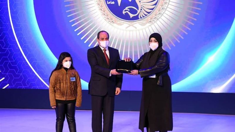 الرئيس السيسي يكرم