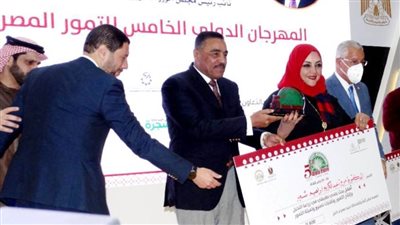 باحثة بتكنولوجيا الأغذية تحصد جائزة أفضل بحث تطبيقي بمهرجان التمور بسيوة