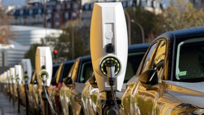 العالم يواجه نقص الليثيوم لبطاريات السيارات الكهربائية