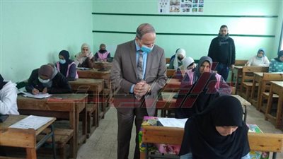 وكيل التعليم يتفقد امتحانات الصف الثاني الثانوي بكفر الشيخ