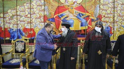 محافظ كفر الشيخ يقدم واجب العزاء للحبر الجليل الأنبا ماركوس لوفاة والدته