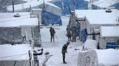 مأساة رصدتها الأمم المتحدة.. الرياح تقتلع خيام اللاجئين السوريين وسط الثلوج