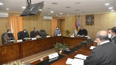 محافظ أسيوط يعقد اجتماعًا بحضور رؤساء المراكز والمدن لمناقشة أوضاع تقنين أراضي الدولة