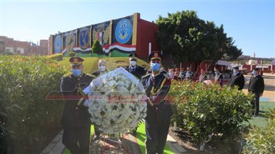 وضع إكليل من الزهور على النصب التذكاري لشهداء الشرطة بكفر الشيخ