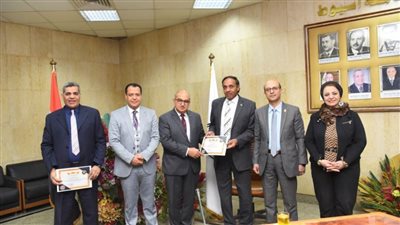 مجلس جامعة أسيوط يكرم اثنين من عمداء الكليات لبلوغهما سن المعاش 