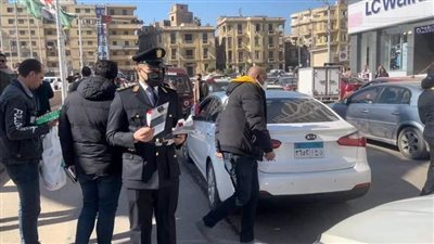 مرور الدقهلية يوزع الحلوى والورد احتفالًا بعيد الشرطة