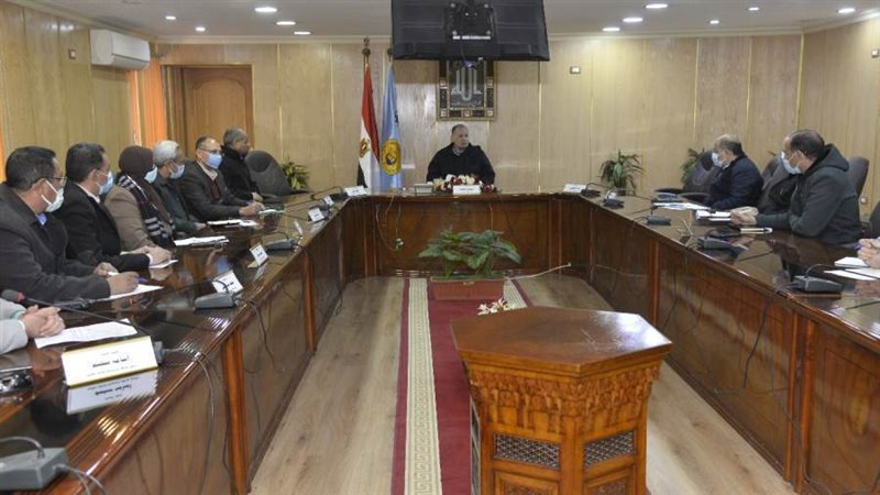 محافظ أسيوط يجتمع