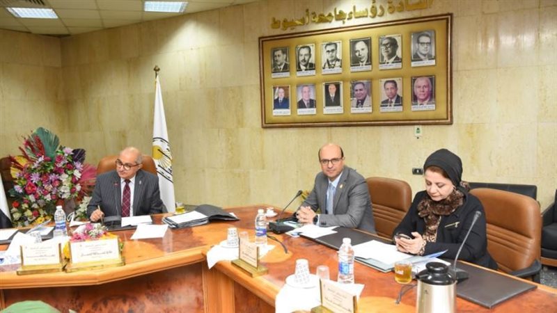 رئيس جامعة أسيوط