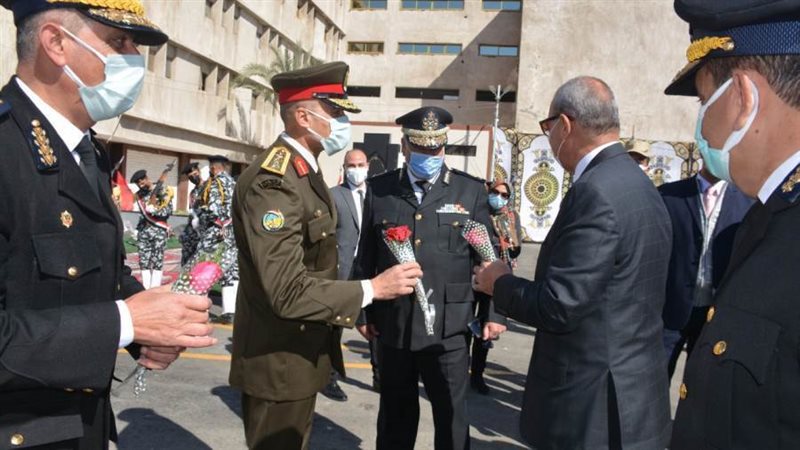 محافظ القليوبية يهدى