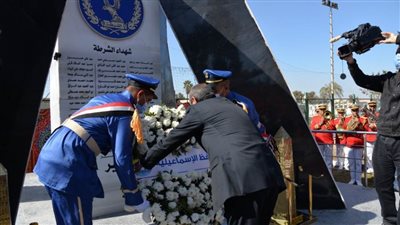  وضع إكليل من الزهور على النصب التذكاري لشهداء الشرطة بالإسماعيلية 