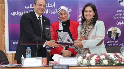 كلية الإعلام بجامعة القاهرة تكرم نقيب الإعلاميين لدورة في ضبط المشهد الإعلامي