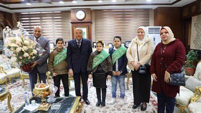 محافظ المنيا يستقبل وفدًا من 