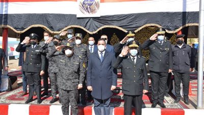 محافظ الدقهلية يضع إكليل الزهور على النصب التذكاري للشهداء