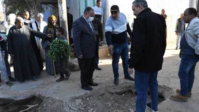 محافظ قنا يوجه بتشكيل لجنة لبحث مشكلة الهبوط الأرضي بقرية الجبلاو