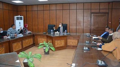 نائب محافظ المنيا يعقد اجتماعاً لوضع خطة استراتيجية وتسويقية للمناطق الصناعية