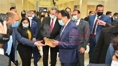 رئيس مجلس الوزراء يتفقد جناح مدينة الفنون والثقافة بمعرض القاهرة للكتاب