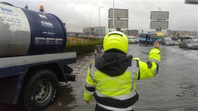 رجال الشـرطة يواصلون جهودهم فى مساعدة المواطنين لمواجهة موجة الطقس السيئ بالمحافظات