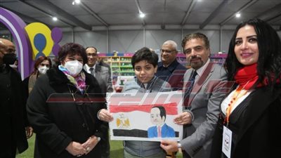 وزيرة الثقافة تتفقد أنشطة جناح الطفل بمعرض القاهرة للكتاب