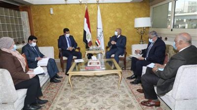 وزير النقل يبحث مع السفير القطري التعاون في مجال الموانئ البحرية