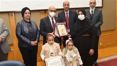  رئيس جامعة أسيوط يكرم أربع أسر عاملين متوفين بإهدائهم دروعا تذكارية 