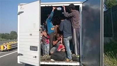العثور على 19 لاجئا أفغانيا مكدسين فى شاحنة أثناء تهريبهم إلى النمسا