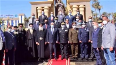 محافظو الجمهورية يضعون أكاليل الزهور على النُصب التذكارية بمناسبة عيد الشرطة