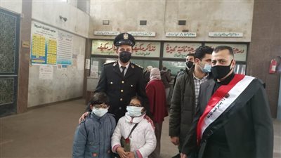 توزيع الورود والحلوى داخل محطة قطار المنصورة احتفالًا بعيد الشرطة