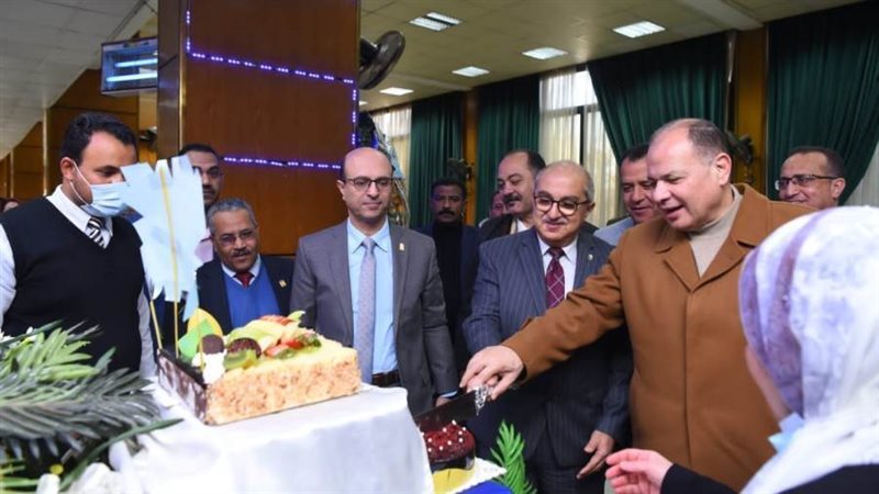 محافظ أسيوط يهنىء