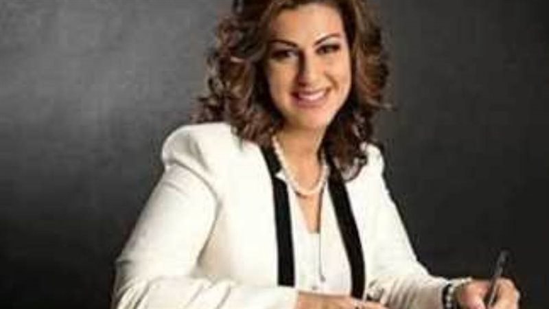 الإعلامية دينا عبد