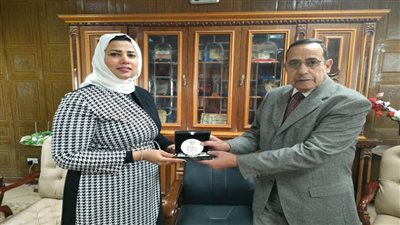 إهداء درع منتدى  شباب العالم لمحافظ شمال سيناء