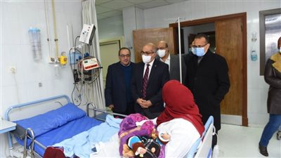 رئيس جامعة أسيوط يزور طفل محافظة سوهاج 