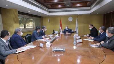 وزير النقل يبحث مع وفد 