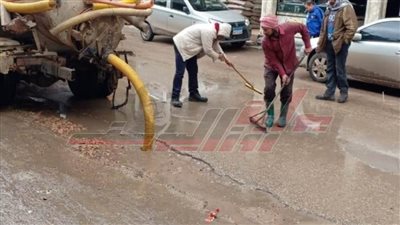 انتشار موسع لمعدات كسح مياه الأمطار بمدن كفر الشيخ