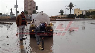 محافظ كفر الشيخ يتابع جهود الوحدات المحلية في رفع مياه الأمطار