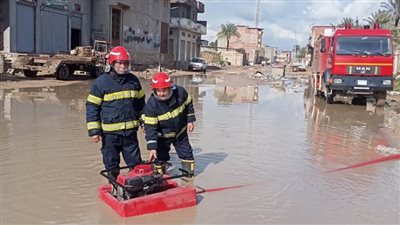 استمرار جهود رفع تراكمات مياه الأمطار بالشوارع والميادين بالبحيرة